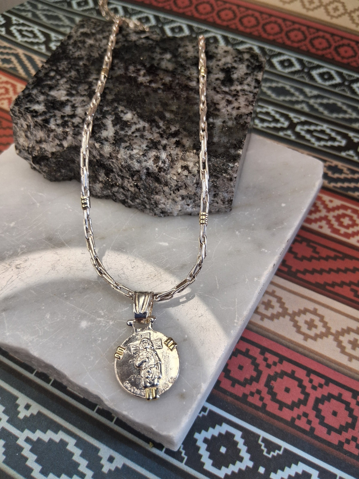 Collar - Cadena Plata y Oro x 55 cms - Dije Gauchito Gil.