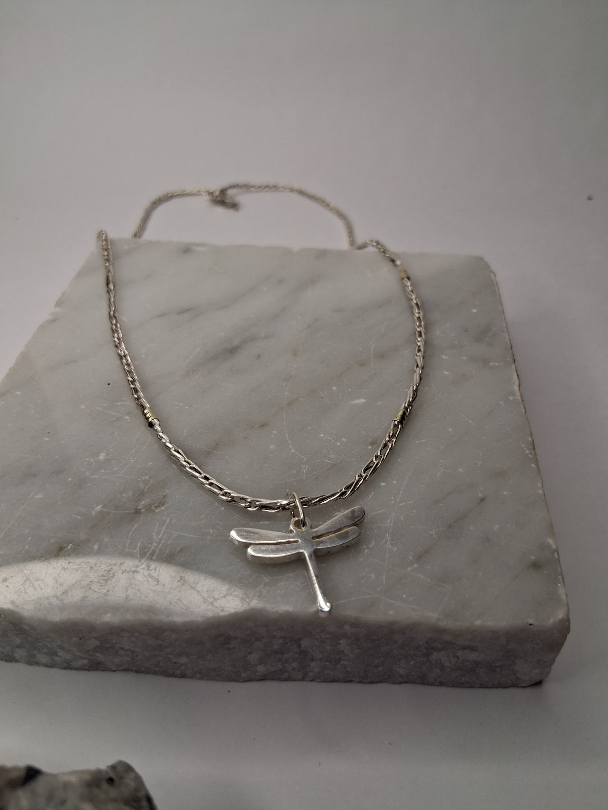 Collar Cadena Plata y Oro x 45 cm con Dije Libélula - Dama