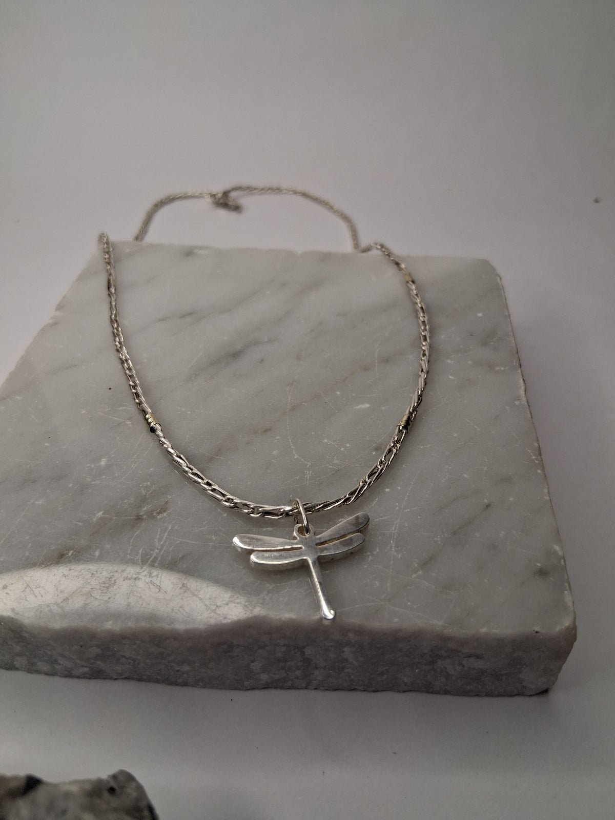 Collar Cadena Plata y Oro x 45 cm con Dije Libélula - Dama