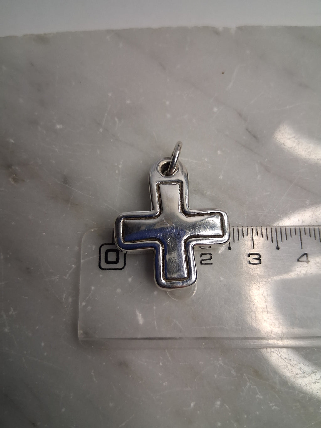 cadena de plata y oro con dije en cruz