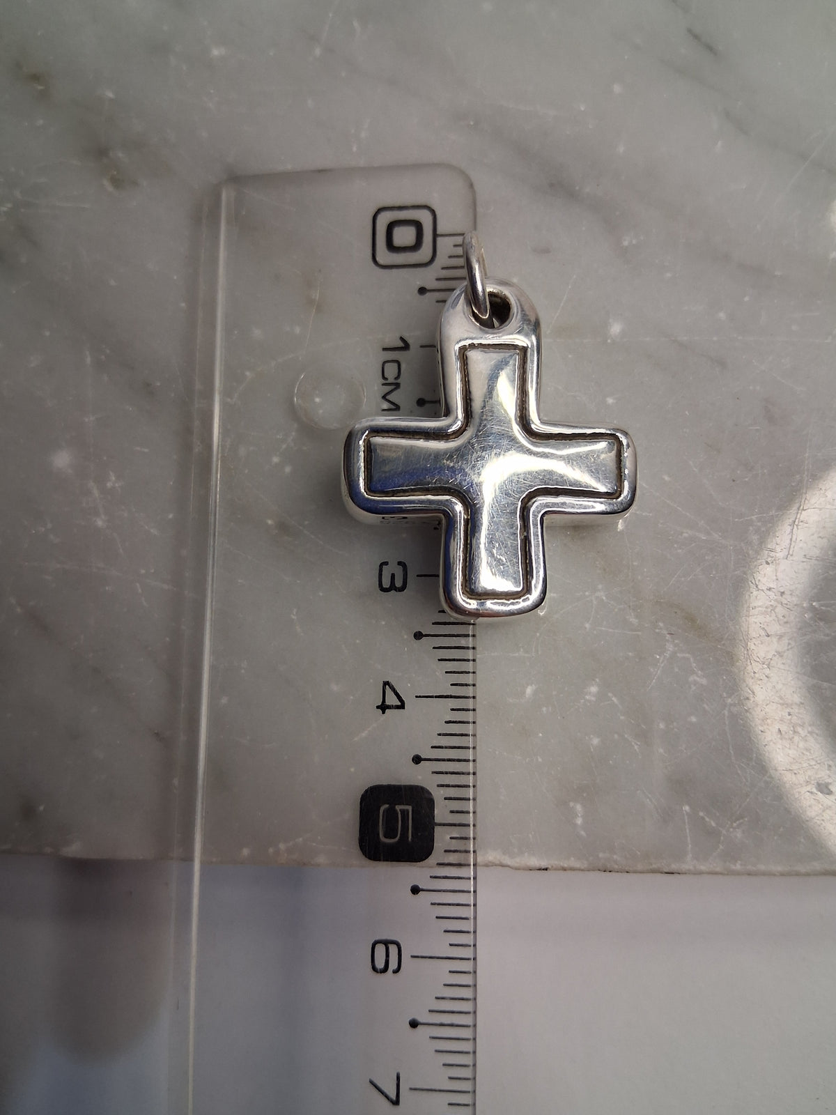 cadena de plata y oro con dije en cruz