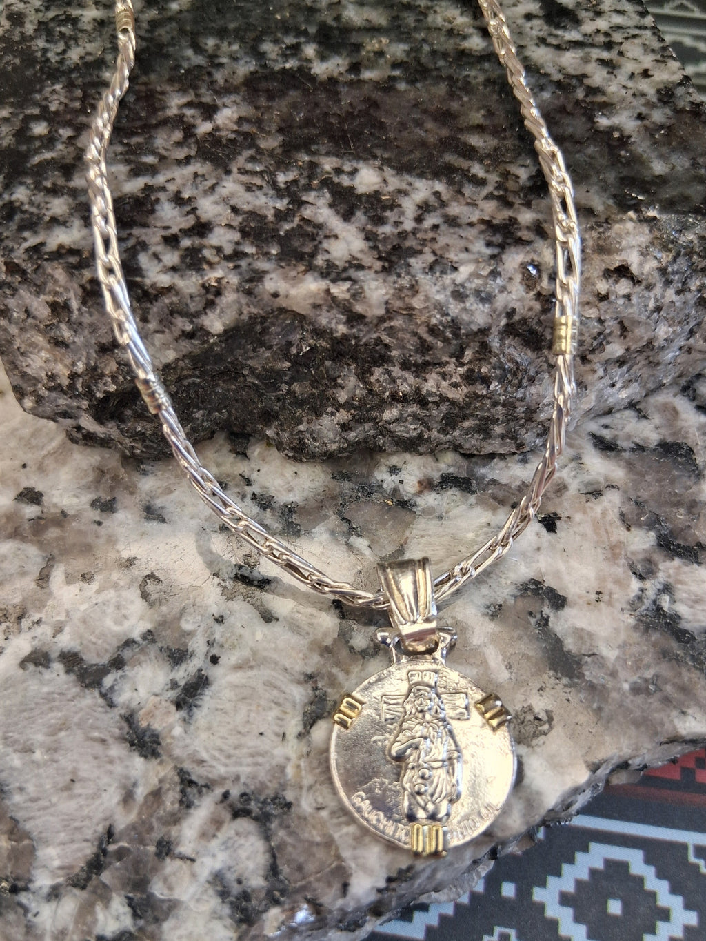 Collar - Cadena Plata y Oro  x 45 cms - dije Gauchito Gil - Dama.