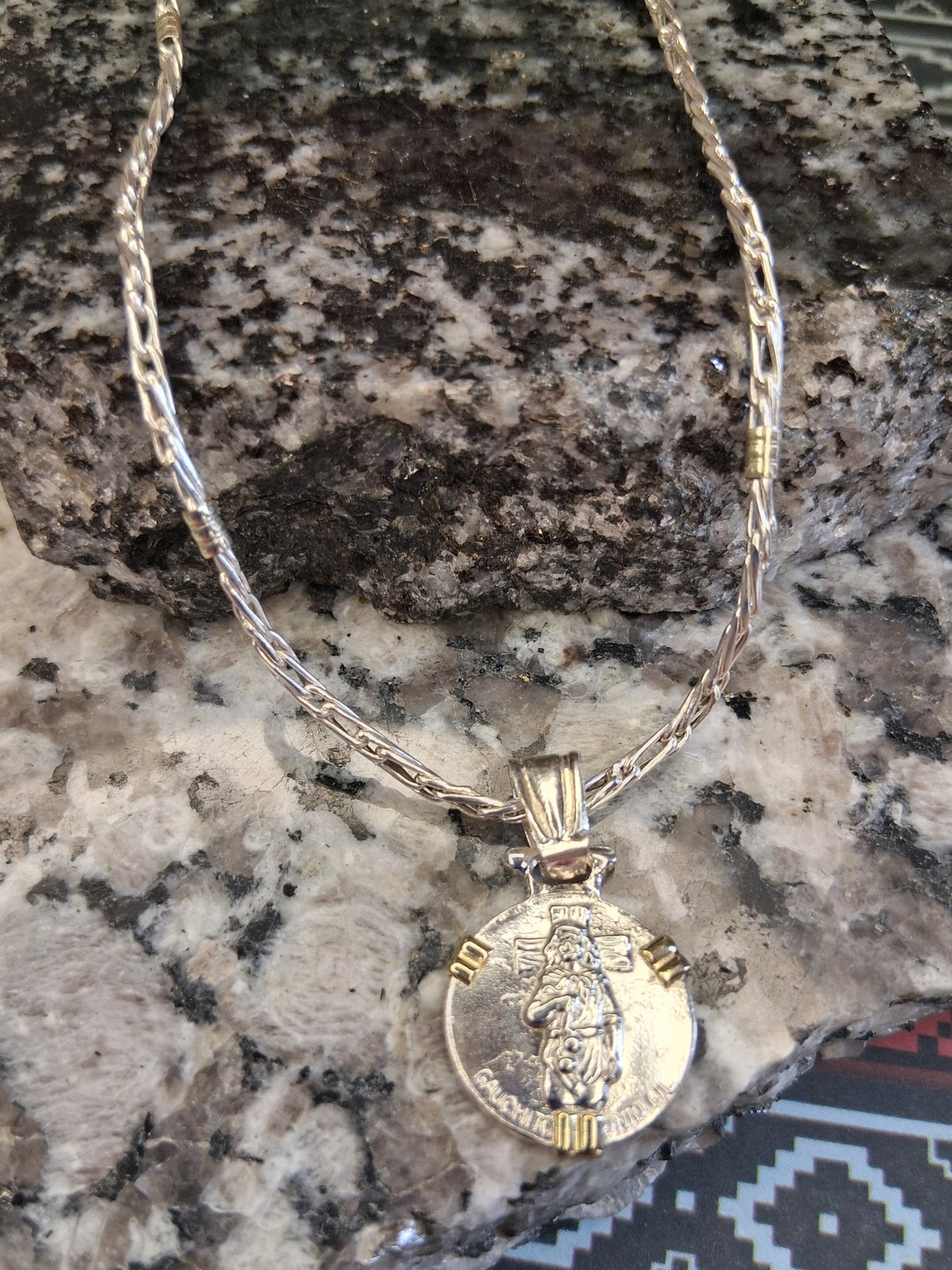 Collar - Cadena Plata y Oro  x 45 cms - dije Gauchito Gil - Dama.